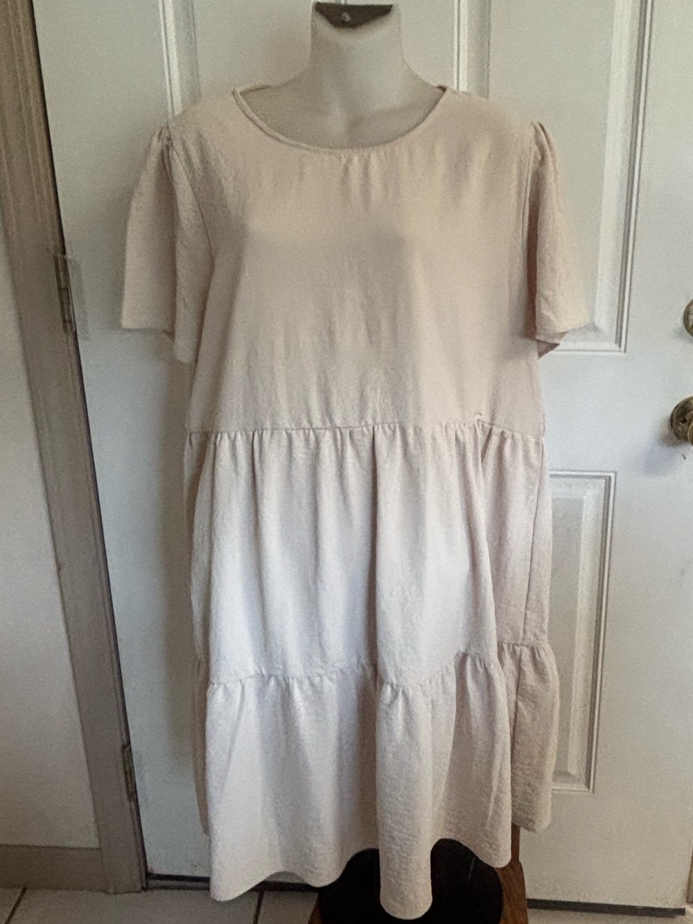 XL Copper Key solid cream tiered short sleeve flowy babydoll dress. In EUC!